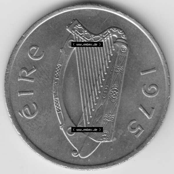Grau bzw. s/w Münzen Irland Umlaufmünze 1975, 5 Pence. Rückseite der alten irischen Umlaufmünze aus Irland in Irische Pfund-Währung zum katalogisieren und verwalten im Münzen-Katalog... Sammlung Graustufen