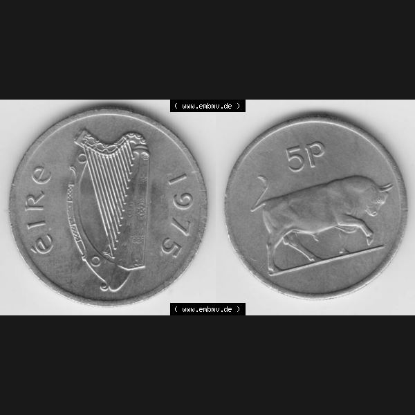 Grau bzw. s/w Münzen Irland Umlaufmünze 1976, 5 Pence 1976. Vorderseite und Rückseite horizontal auf einen digitalen Bild der alten irischen Umlaufmünze aus Irland in Irische Pfund-Währung... Sammlung Graustufen