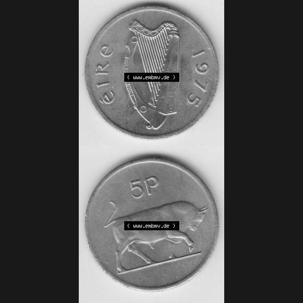 Grau bzw. s/w Münzen Irland Umlaufmünze 1976, 5 Pence 1976. Vorderseite und Rückseite vertikal untereinander auf einen digitalen Bild der alten irischen Umlaufmünze aus Irland in Irische... Sammlung Graustufen