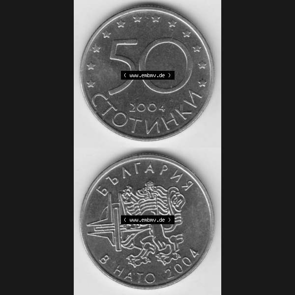 Grau bzw. s/w Münzen Bulgarien Umlaufmünze 2004-2004, 50 CTOTNHKN Stotinki Beitritt zur NATO. Vorderseite und Rückseite vertikal auf einen digitalen Bild der alten bulgarischen Umlaufmünze... Sammlung Graustufen