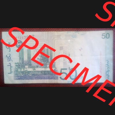 Banknote Malaysia (0006) Auf der Rückseite der 50 Ringgit Banknote sieht man einen gewaltigen Bohrturm, sowie verschiedene Muster und ziemlich in der Mitte ein Rad, ein Druckmesser.... Sammlung