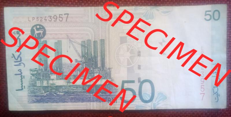 Banknote Malaysia (0006) Auf der Rückseite der 50 Ringgit Banknote sieht man einen gewaltigen Bohrturm, sowie verschiedene Muster und ziemlich in der Mitte ein Rad, ein Druckmesser.... Sammlung