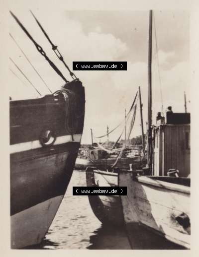 Alte Fotos von Ostseebad Sassnitz in Mecklenburg-Vorpommern 1954, Vor Anker. Alter und echter original Foto-Abzug aus einer Fotomappe,... Sammlung