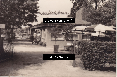 Alte Fotos von Ostseebad Zingst in Mecklenburg-Vorpommern B 8-63, Milchbar. Alter und echter original Foto-Abzug aus einer Fotomappe,... Sammlung