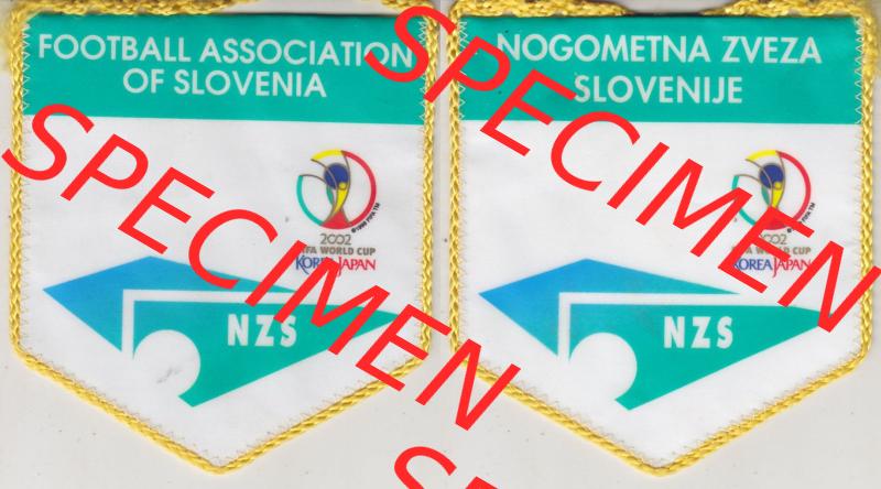 Internationaler Fußball Wimpel aus SVN - Slowenien Nogometna zveza Slovenije ist der nationale Fußballverband von Slowenien. Komplettansicht mit Vorderseite und Rückseite als Bildmaterial... Sammlung